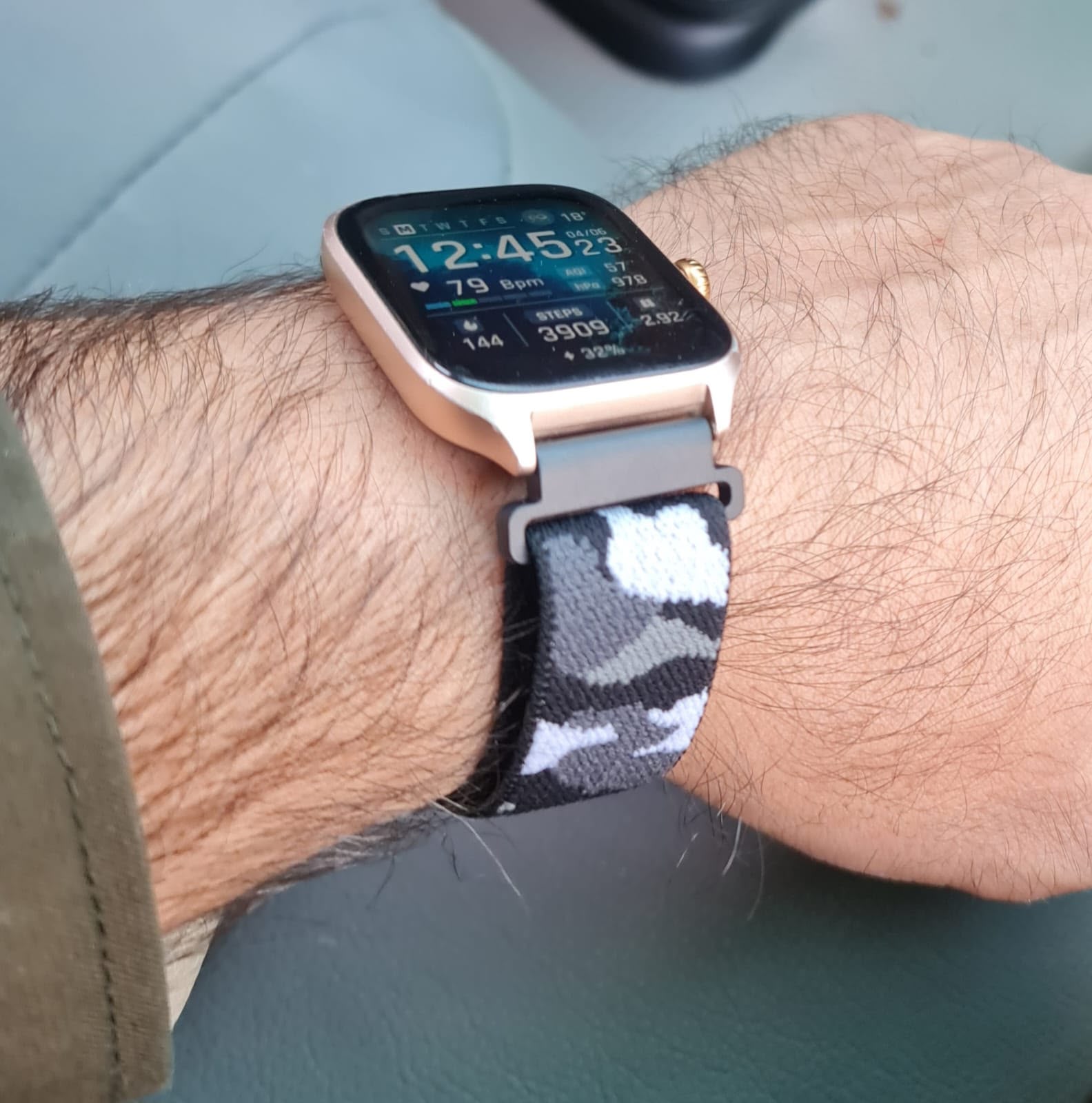 Customer delivered strap detail
